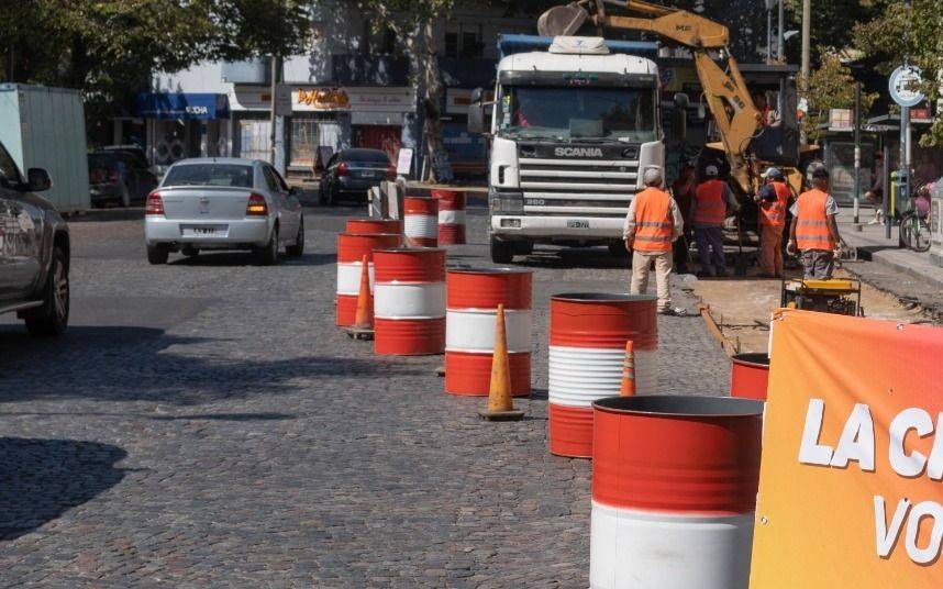 Cambios en paradas de micros del centro de La Plata por asfaltado de adoquines: a qué zona afecta