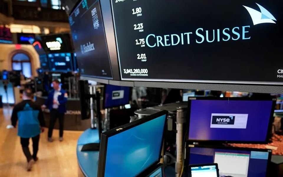 El derrumbe de uno bancos más grandes de Europa arrastró a los mercados del mundo: el impacto en Argentina