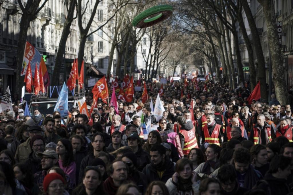 No cede la presión en las calles de Francia contra la reforma jubilatoria