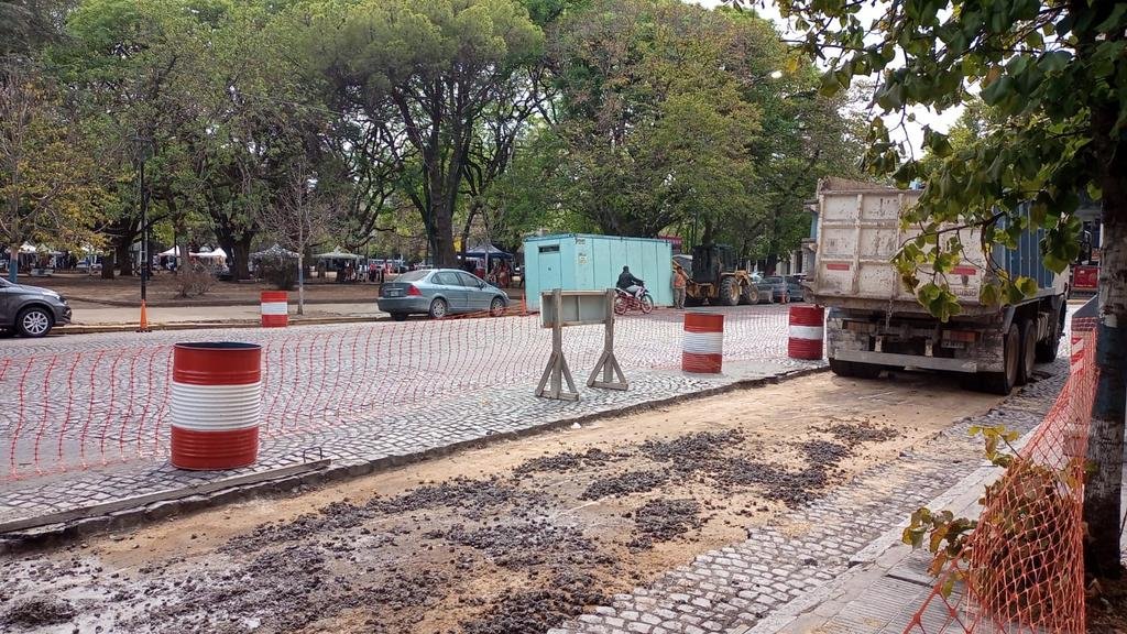 Denuncian la remoción de adoquines en Plaza Rocha