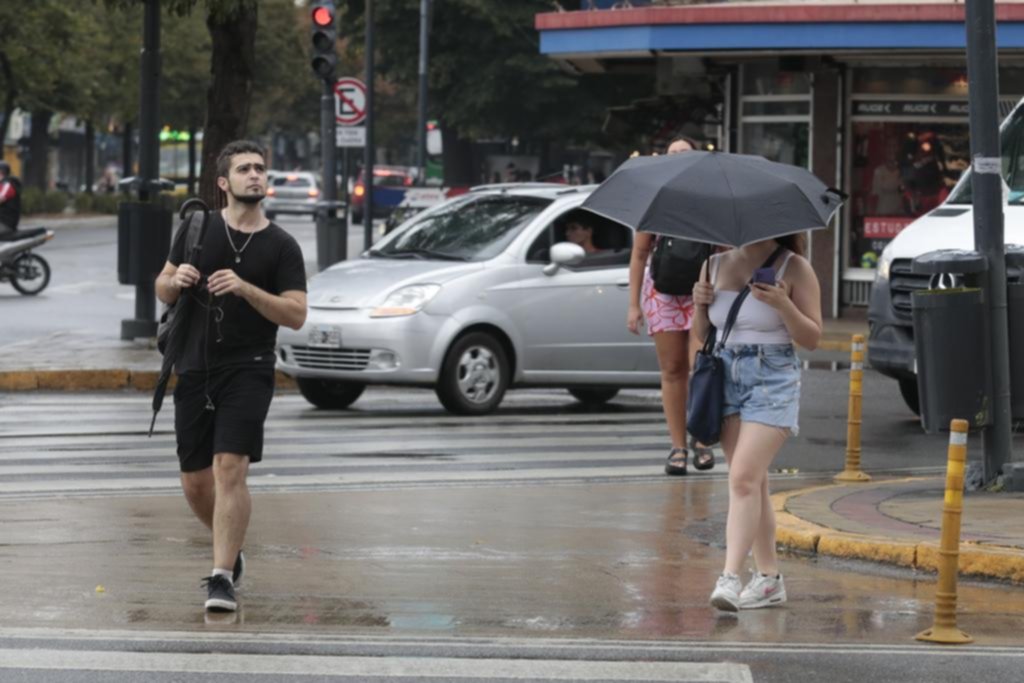 La "fuerte tormenta" no llegó a La Plata, pero llovió y aflojó el calor: cómo sigue el clima
