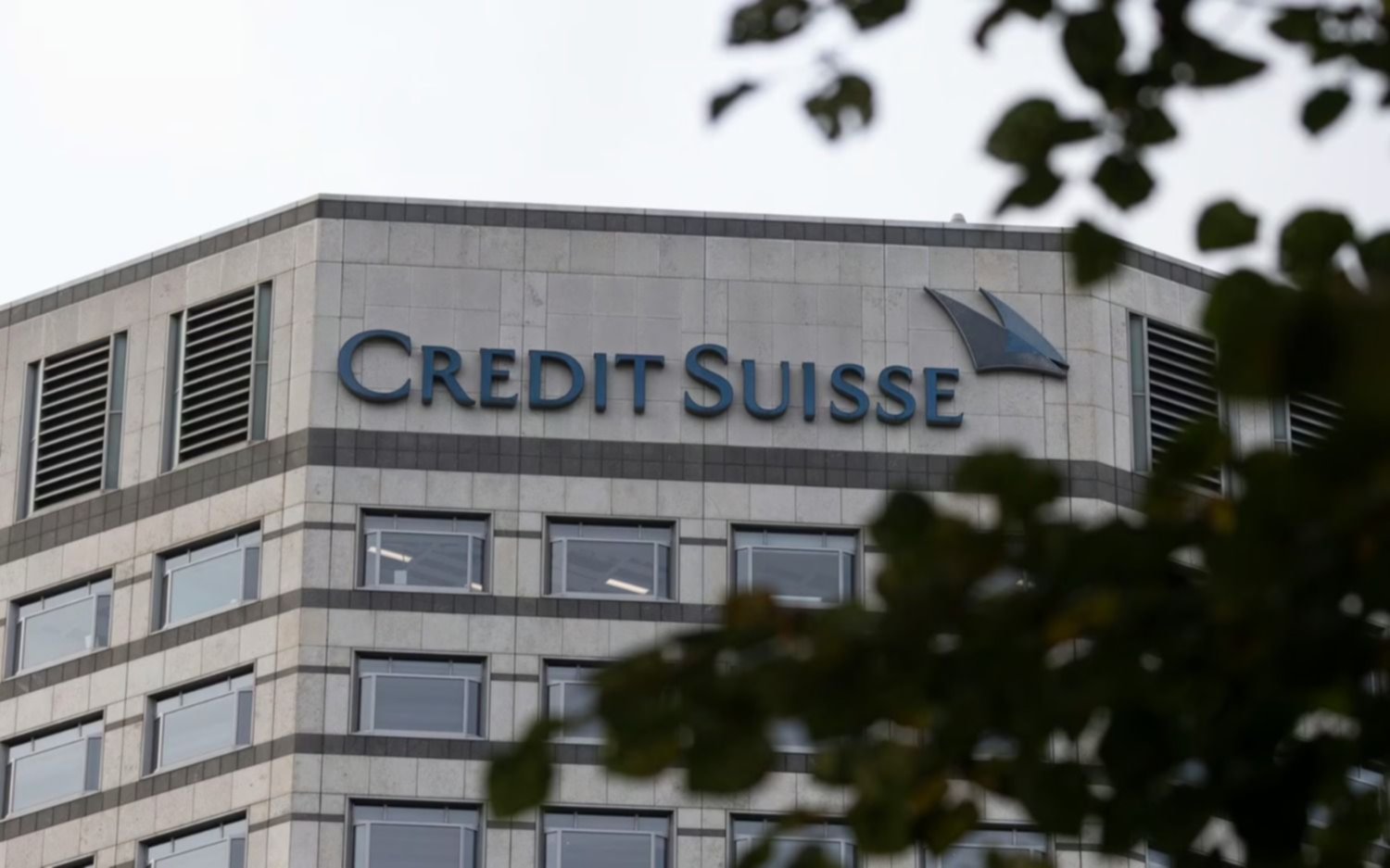 Al final, Credit Suisse cerró con un alza del 20% tras lograr apoyo de banca nacional