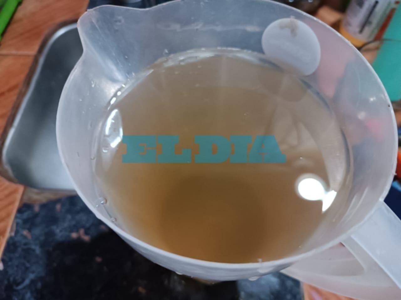 Ola de quejas por agua turbia en barrios de La Plata