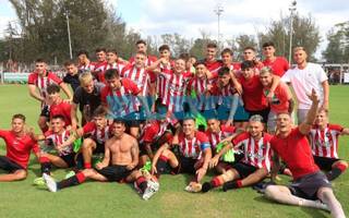 Reserva: Estudiantes se quedó con el clásico con un penal sobre la hora