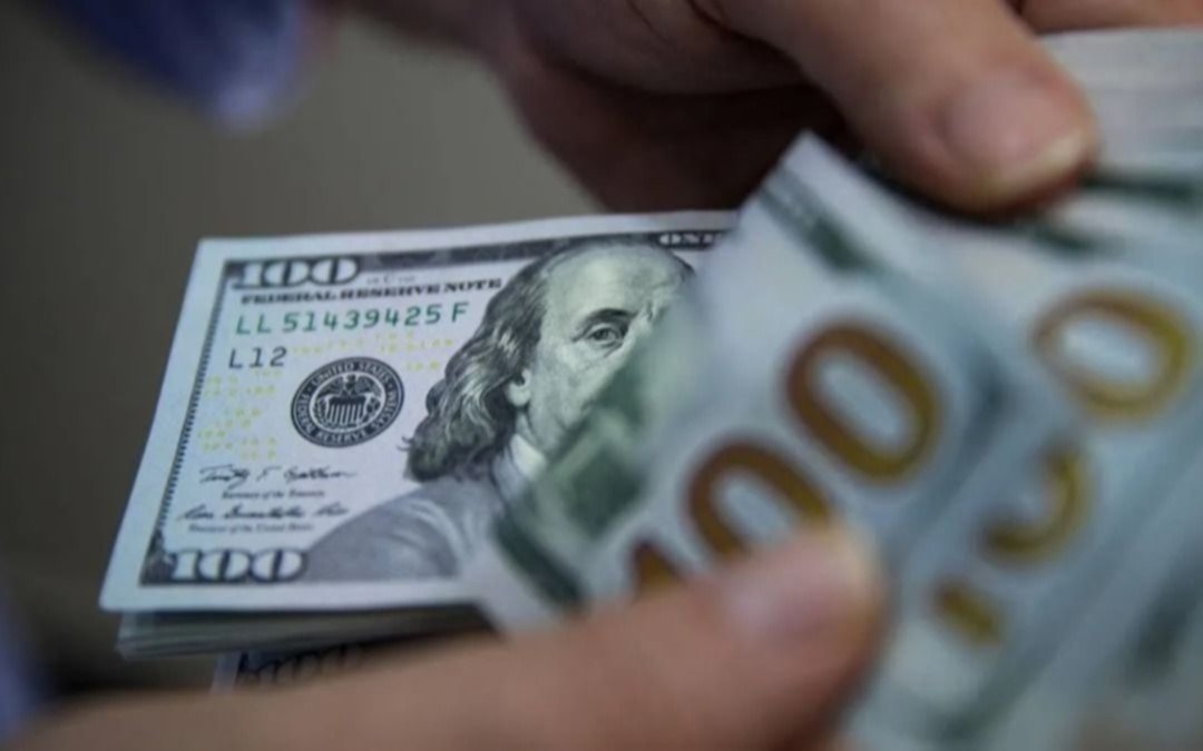 El dólar blue sigue subiendo y quedó a un paso del récord histórico
