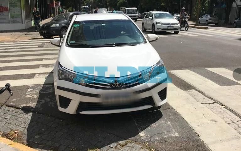 Asombroso "estacioná donde quieras" en 7 y 42 