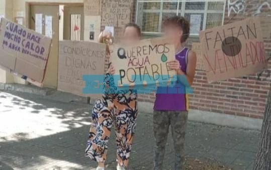 Siguen las sentadas en colegios de La Plata: piden agua y ventiladores