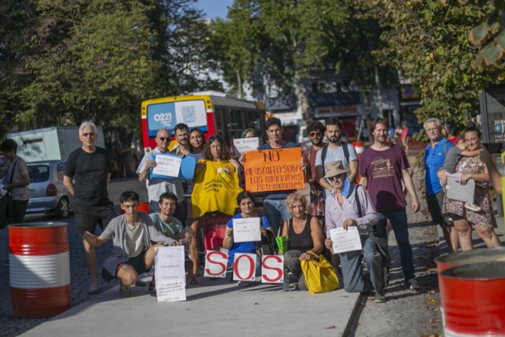 Reclamo de vecinos que se oponen a que se pavimente el adoquinado de Plaza Rocha