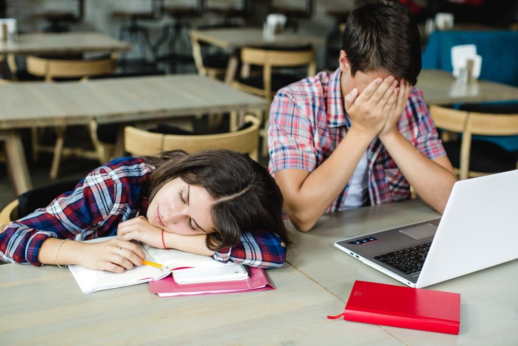 Preocupación: los chicos se duermen en clase por no “aflojar” con las pantallas