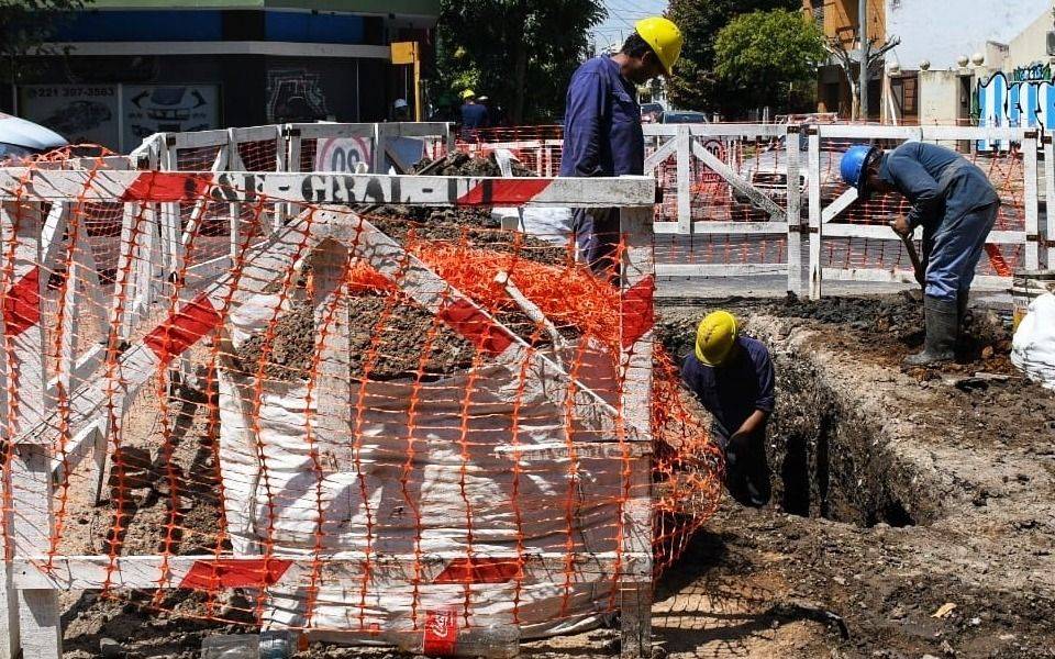 Anuncian falta de agua este viernes en La Plata por obras: a qué barrios afectará