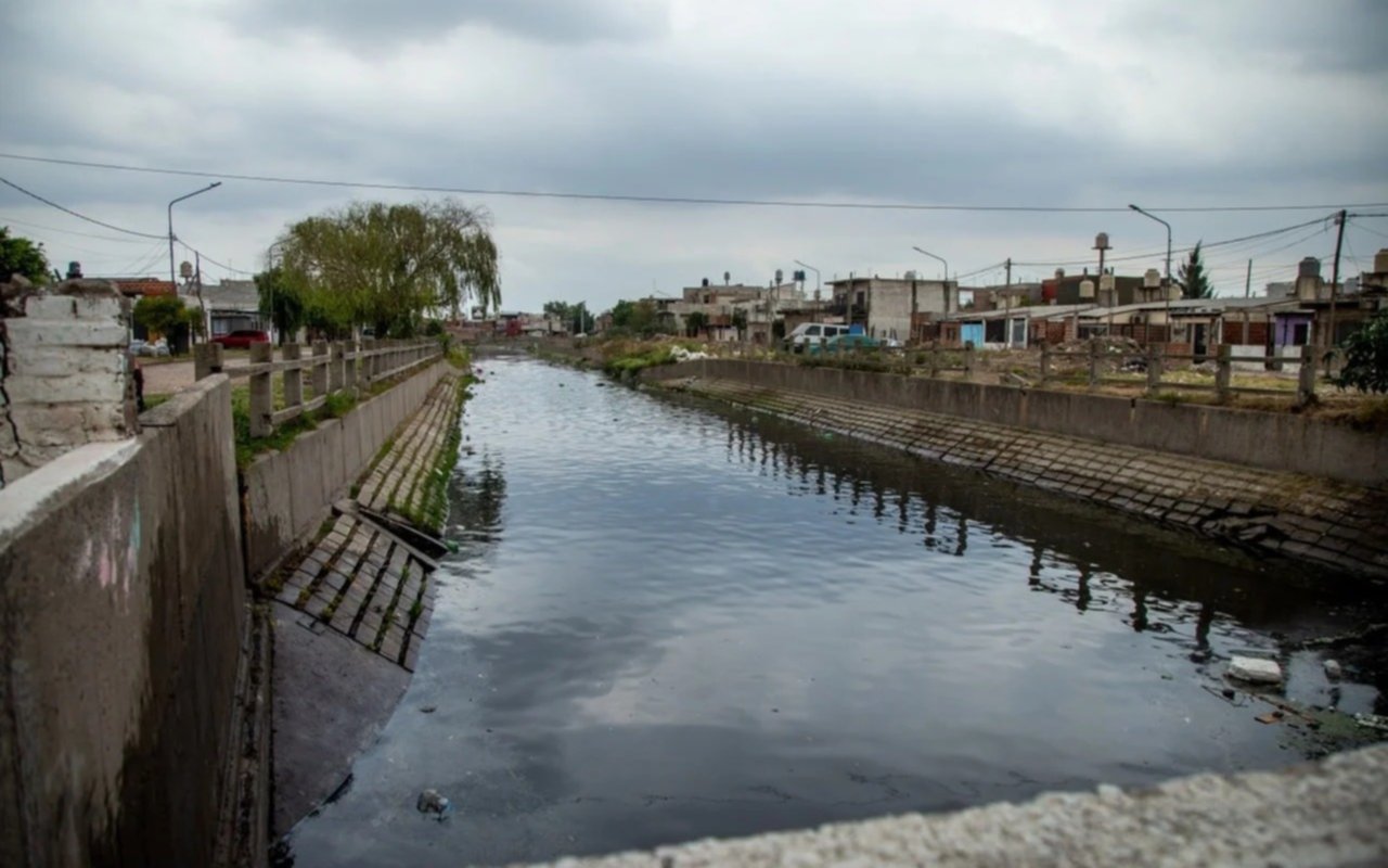 Desobstrucción de desagües y limpieza de arroyo en Quilmes
