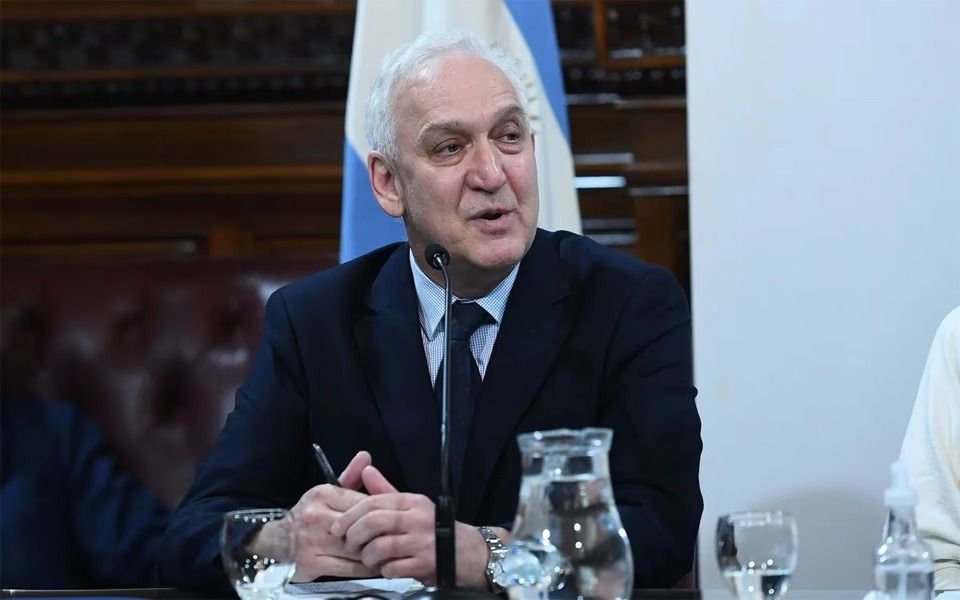 El embajador argentino Fuks abandonó Ecuador en medio del escándalo de la ex funcionaria fugada