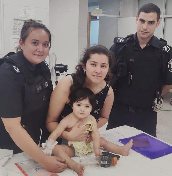 Policías le salvaron la vida a una beba de un año