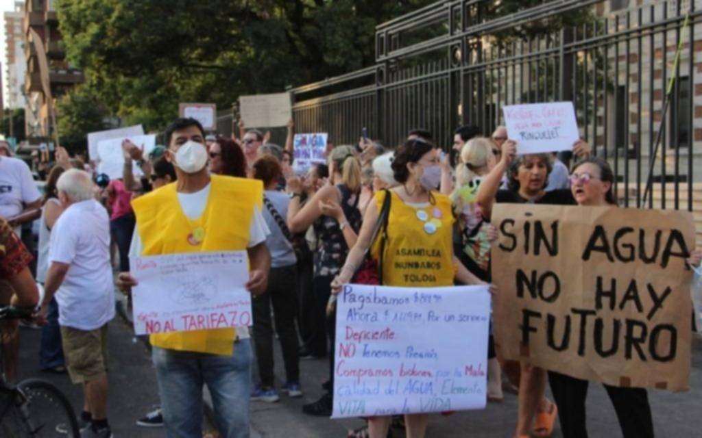 “Estamos de luto, se murió el agua”: vecinos movilizados organizan la Marcha de los Globos Negros