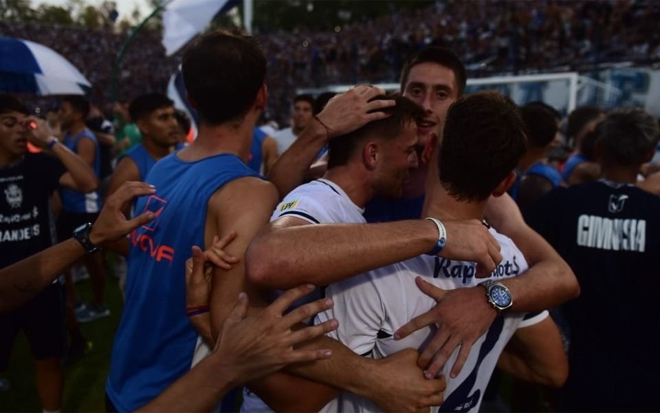 En 100 fotos: el clásico que cortó con la mufa y convirtió el Bosque en una fiesta
