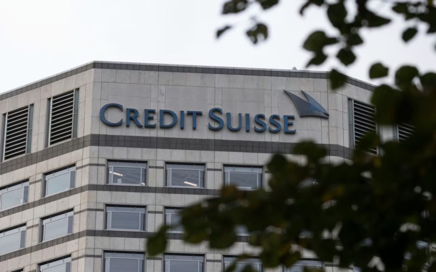  Las acciones del banco UBS se hunden en bolsa tras comprar a su rival Credit Suisse