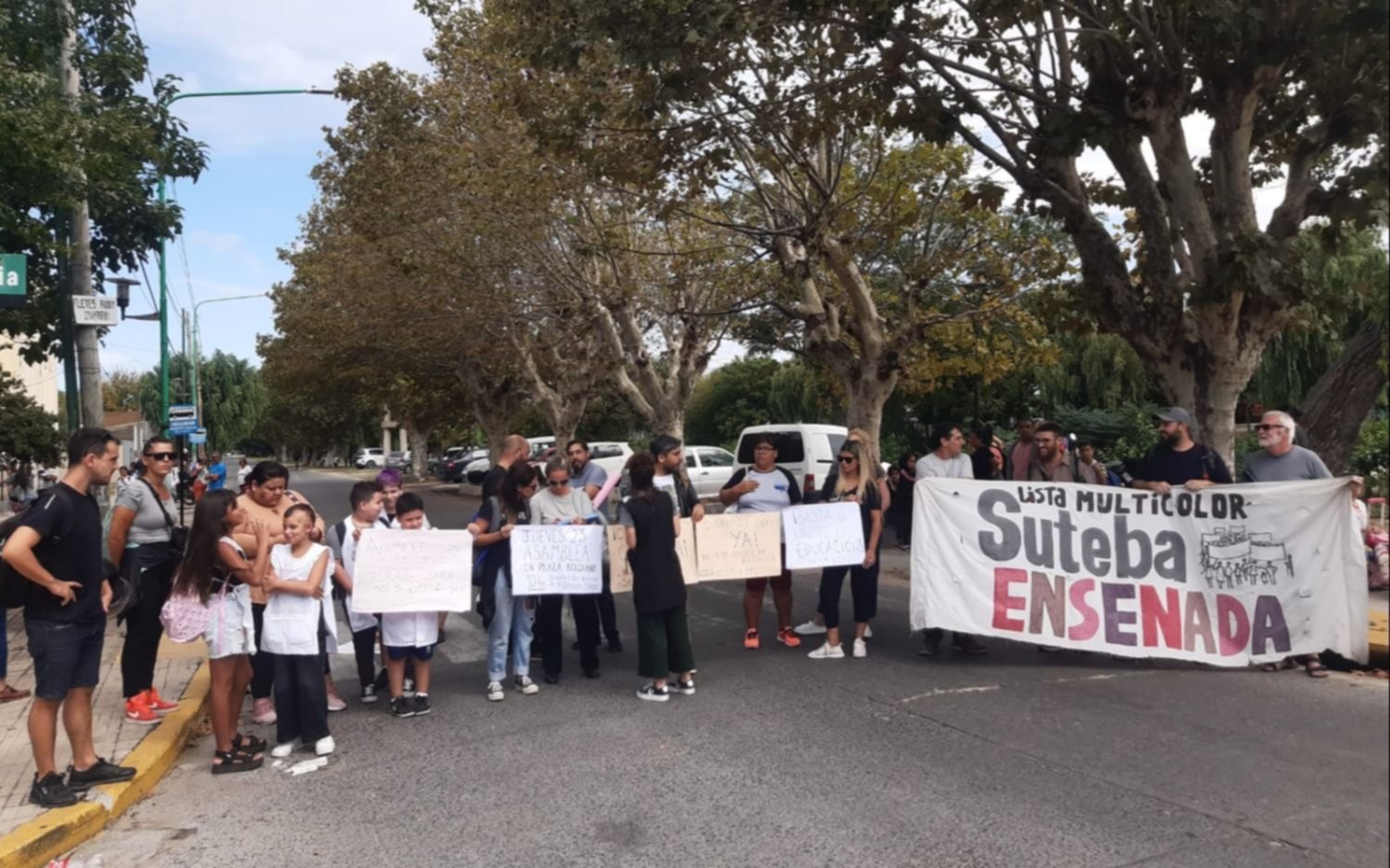 Docentes, padres y alumnos cortan la calle para reclamar por mejoras edilicias en escuela de Ensenada