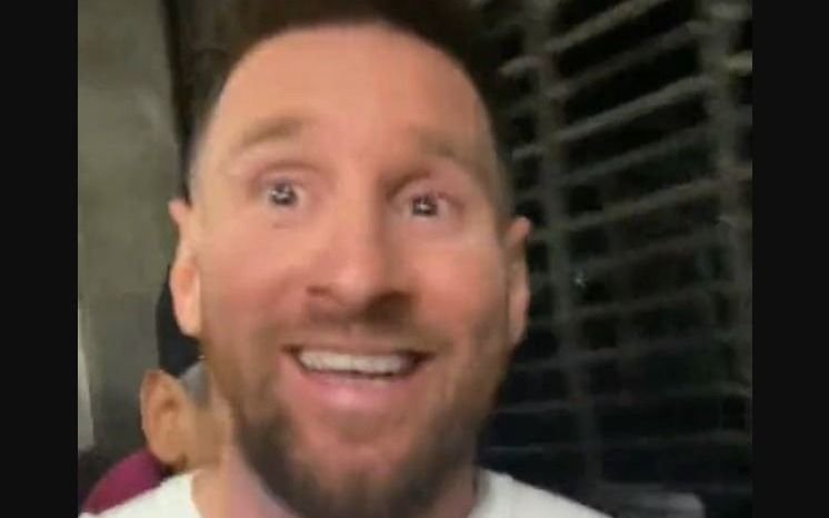 VIDEO. ¡Qué locura Pulga! Messi fue a comer a una parrilla en Palermo y se armó una tribuna en la calle
