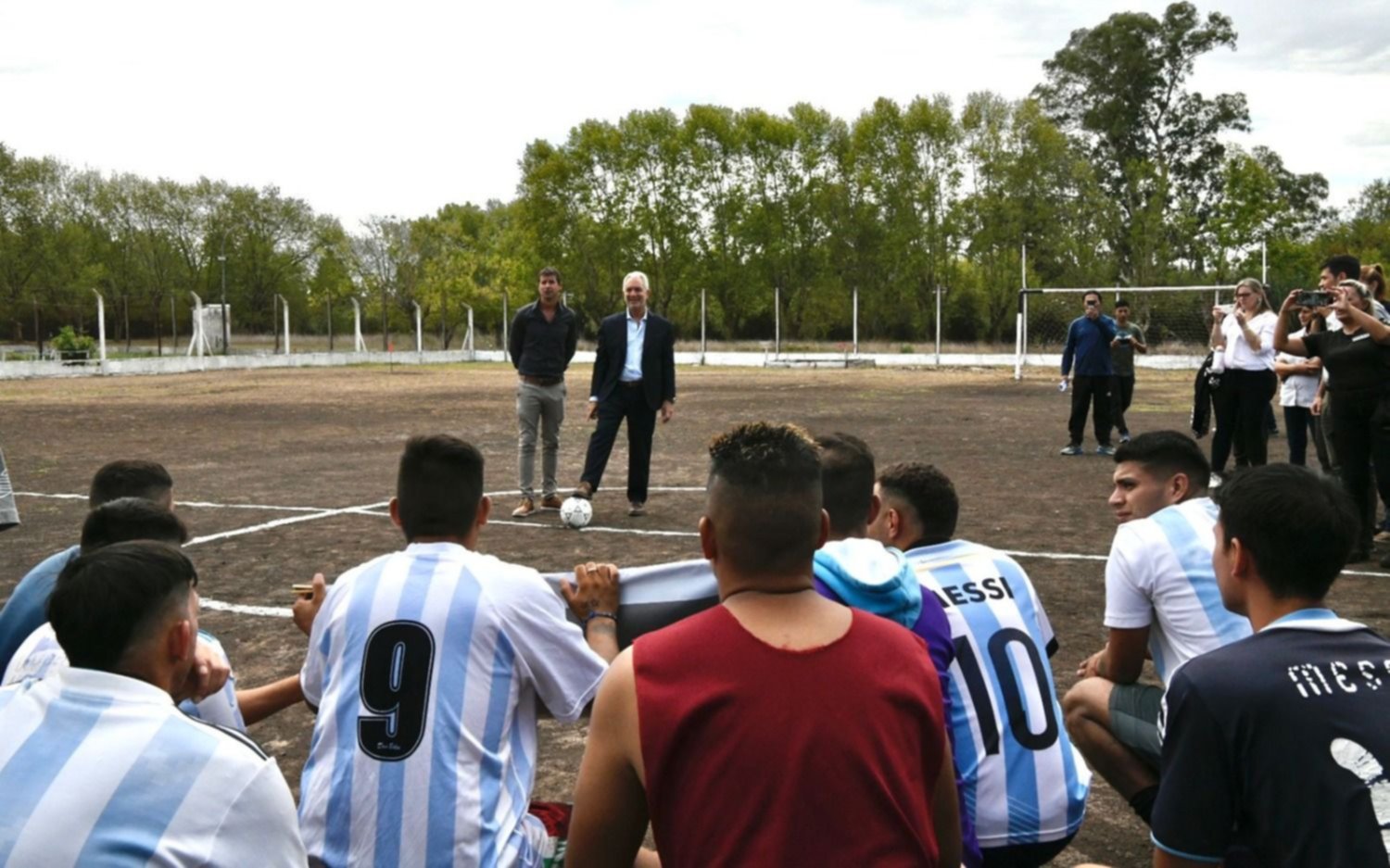 En La Plata, Alak dio el puntapié inicial al "Torneo Diego Maradona", que se juega en cárceles bonaerenses