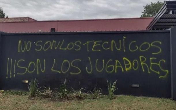 "No son los técnicos, son los jugadores", la pintada que apareció en la zona del Country de Estudiantes