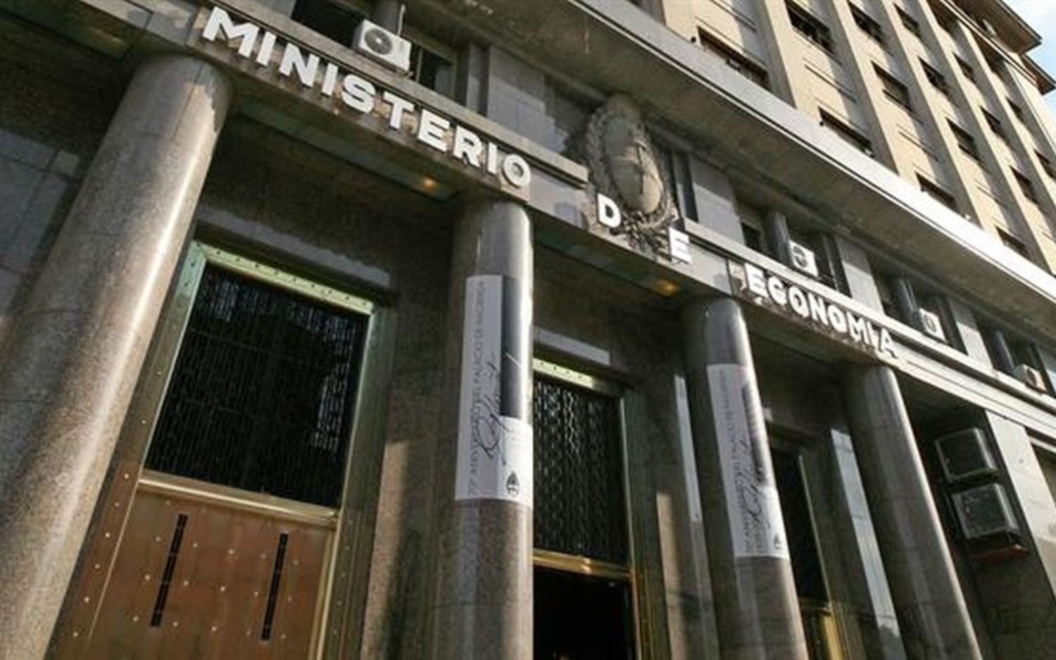 Medidas: el Gobierno obligará a organismos públicos a canjear su deuda en dólares por títulos en pesos