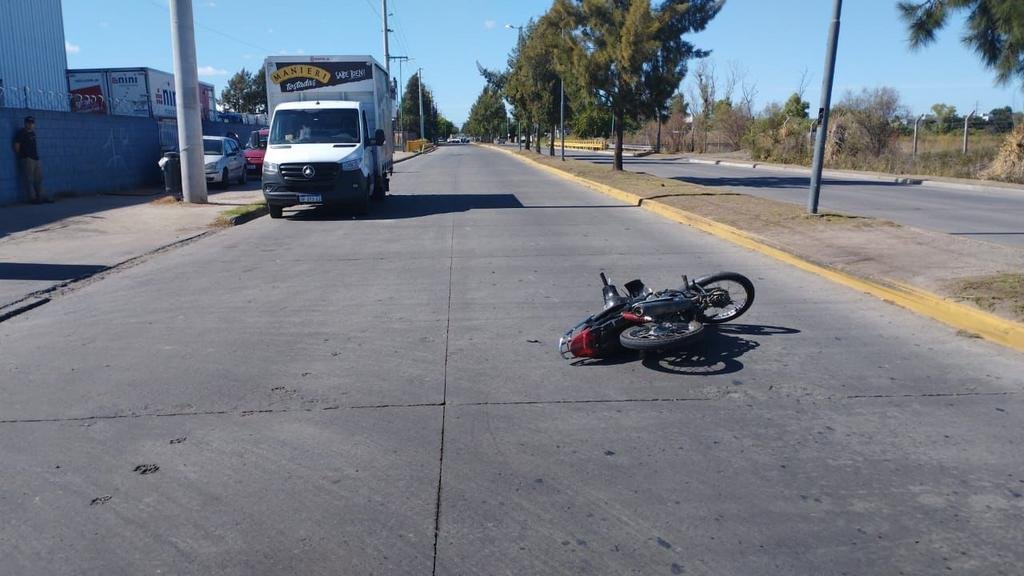 Un joven sufrió graves heridas al impactar su moto contra un camión