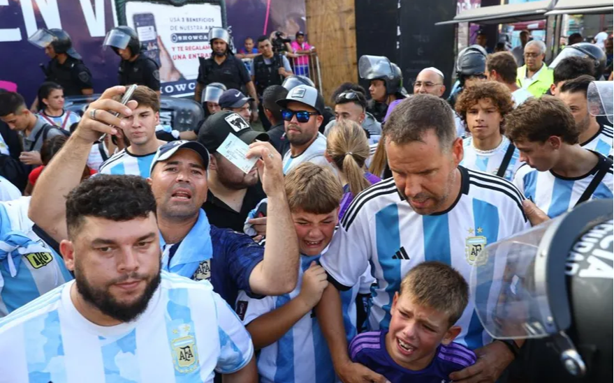 Jugar con la ilusión: más de 400 hinchas, víctimas de entradas truchas para ver a la Selección Argentina