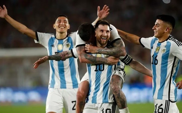 VIDEO. ¡Una joyita! Messi alcanzó el gol 800 con una de sus locuras: para mirarlo una y otra vez