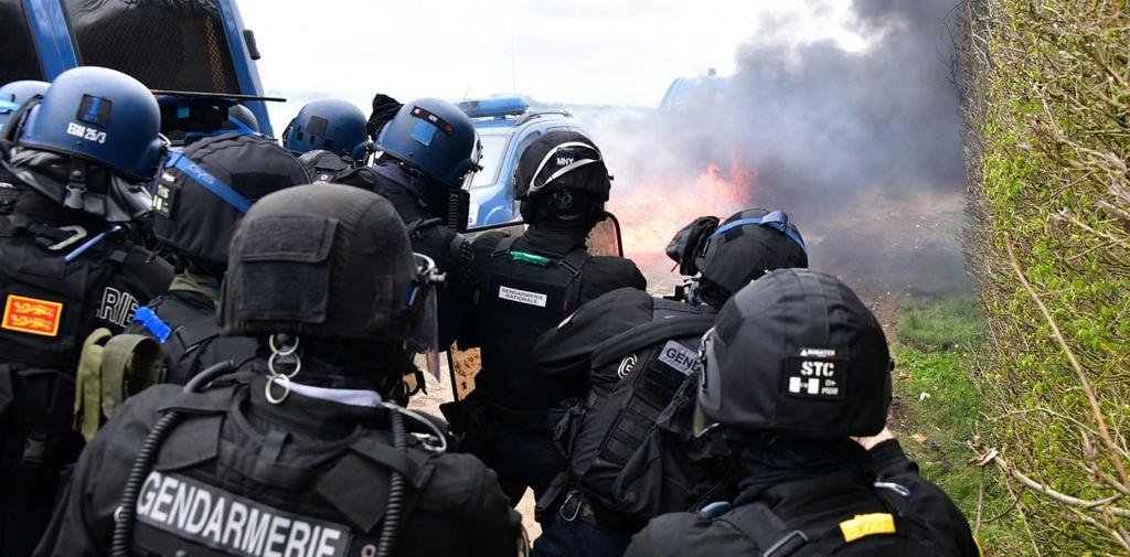 Violenta protesta ahora de ambientalistas en Francia contra embalses