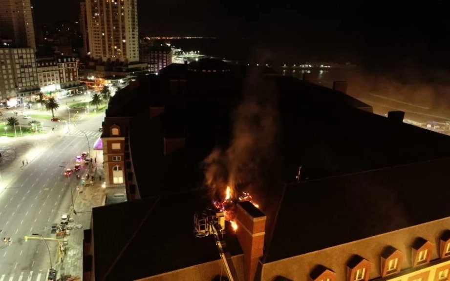 Susto e incendio a metros del Teatro Auditorium de Mar del Plata tras la Fiesta Fallera Valenciana