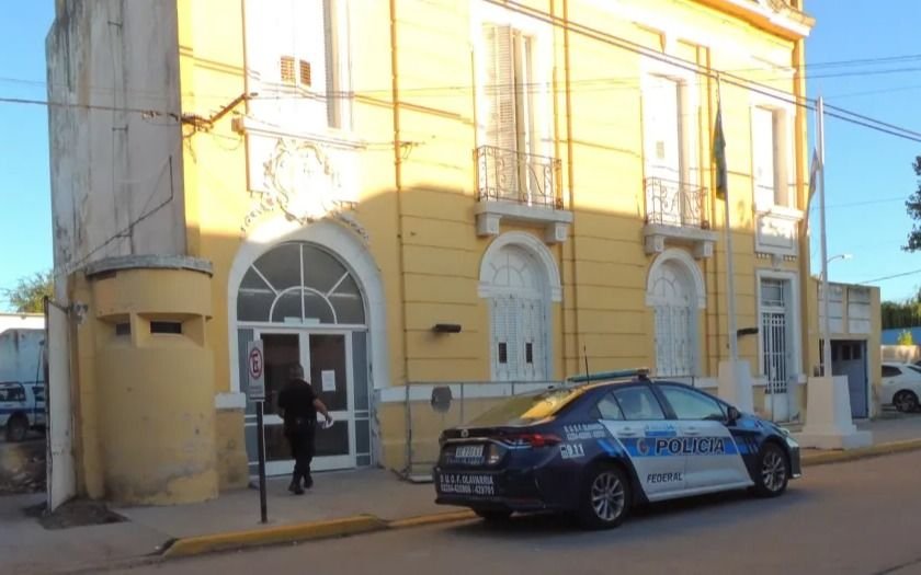 Traen a La Plata a un preso muerto en un calabozo de una comisaría de General La Madrid