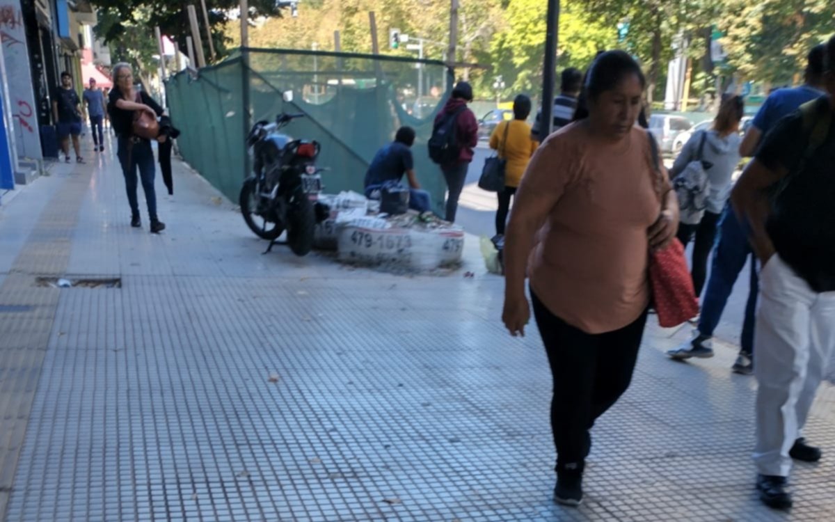 Denuncian obras inconclusas en el Centro de La Plata que son un "peligro" para peatones