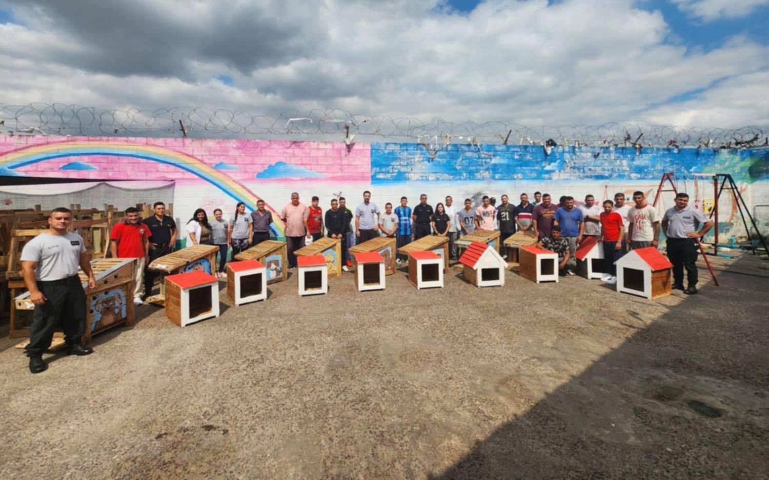 En una cárcel de La Plata construyen y donan cuchas para una ONG