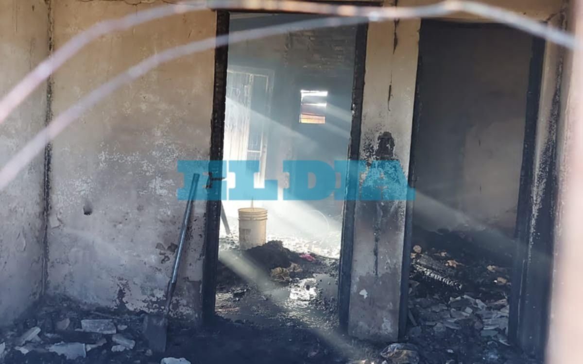 Fuego, desamparo y pedido de ayuda: una mujer y sus cuatro hijos perdieron todo en un incendio en La Plata