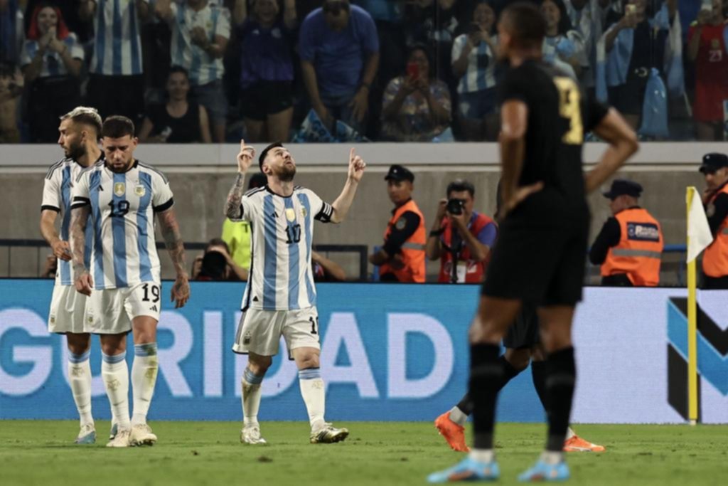 Messi, de otro planeta: "hat trick" y pasó los 100 goles en el aplastante 7-0 de los campeones ante Curazao