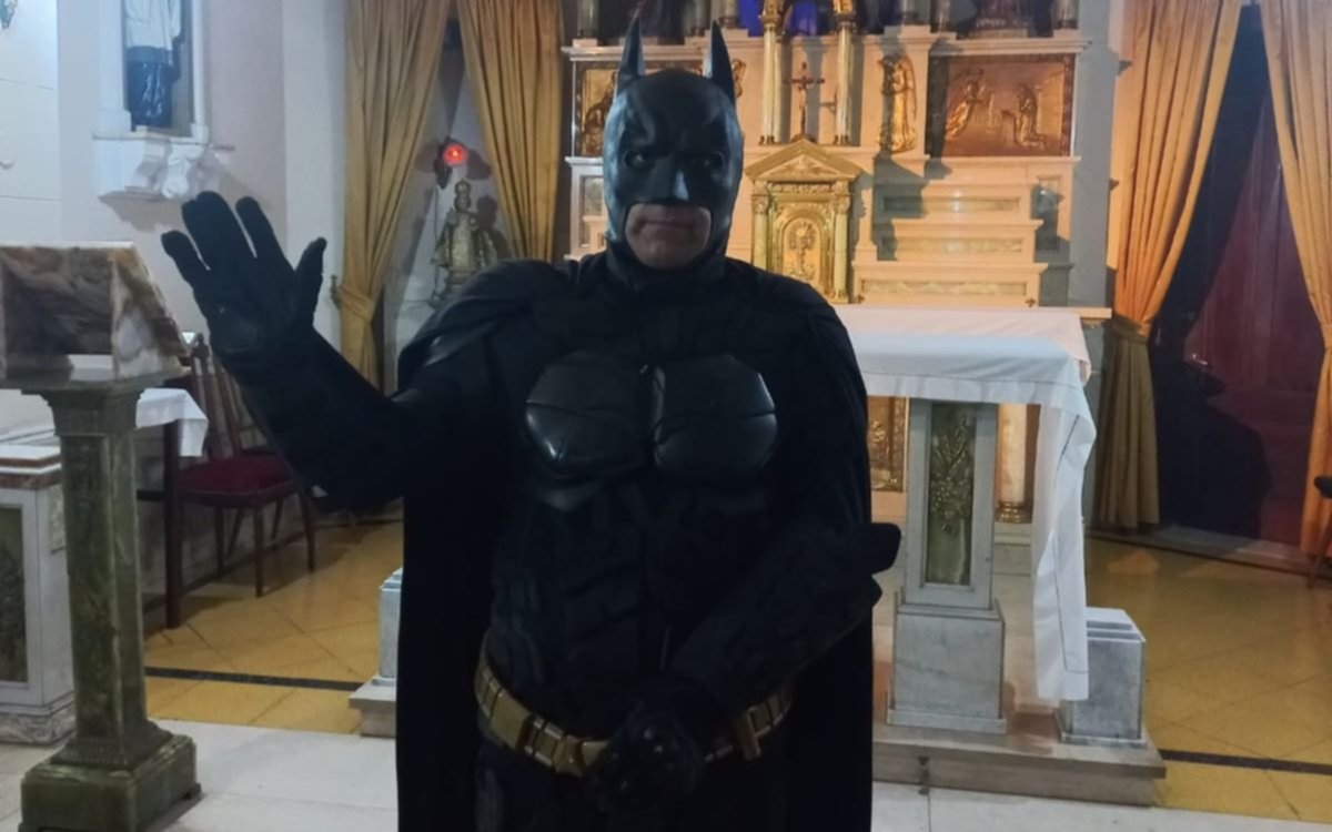 Tras quitarse la máscara, el Batman Solidario de La Plata se despidió de las redes: el traspaso del traje