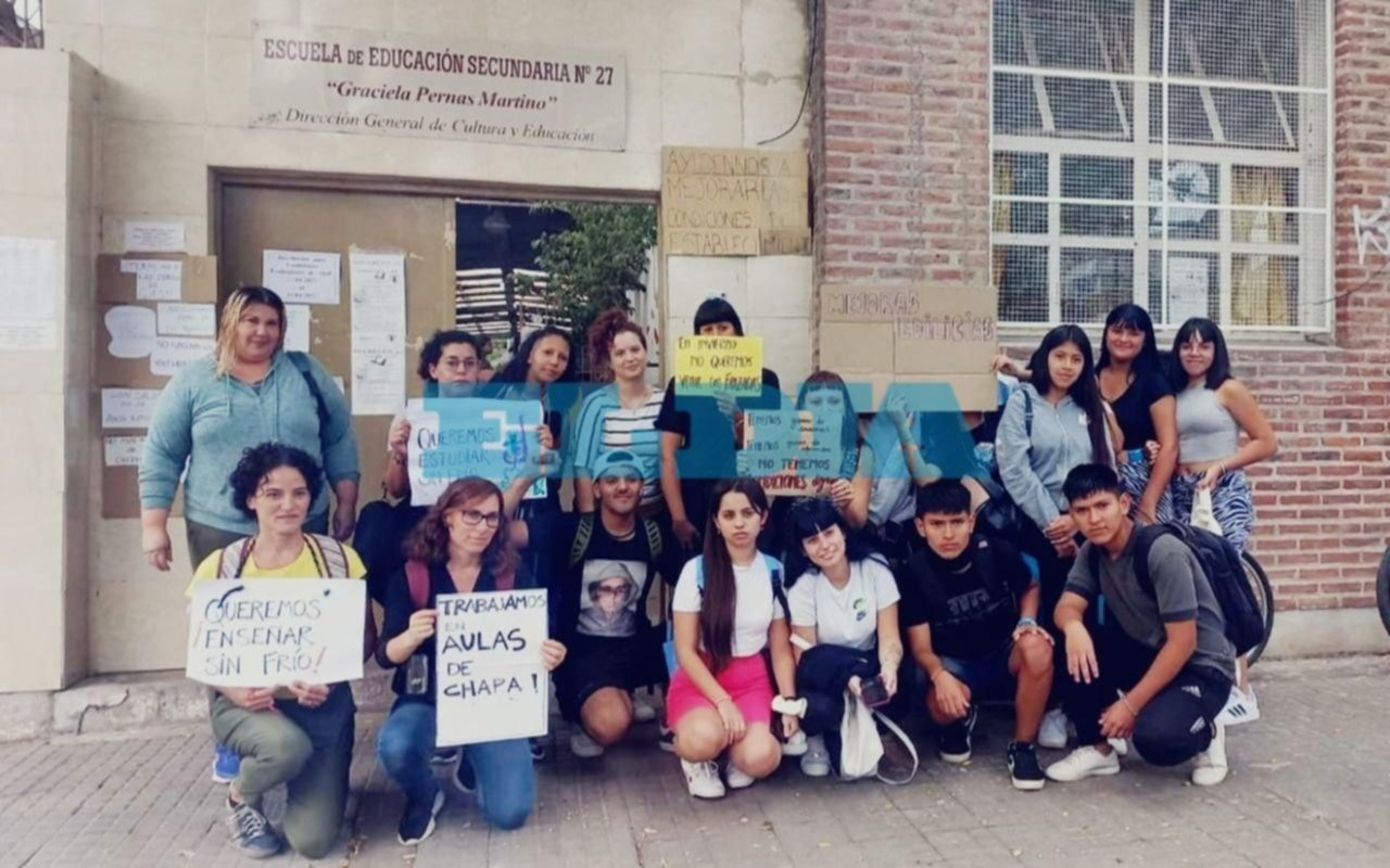 Abrazo simbólico a otra escuela que pide auxilio en La Plata: "Nos dicen 'El Chaperío'"