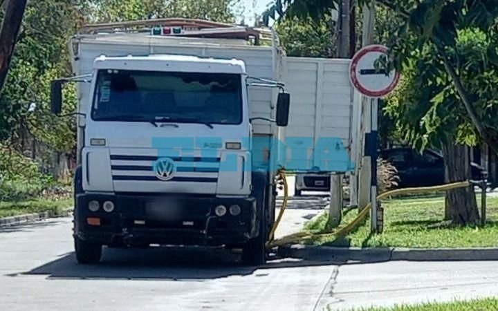 Misterio en La Plata por otro caso de un camión blanco que "chupa agua" y los deja sin una gota