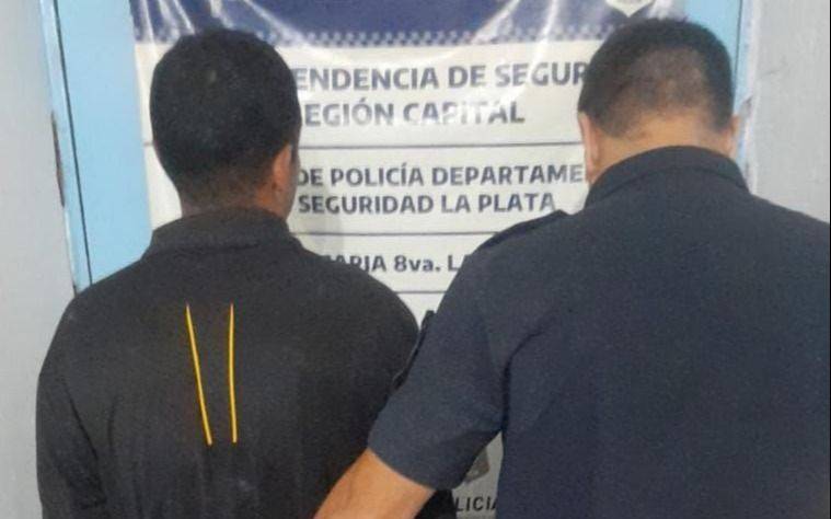 Lo fueron a detener por violencia de género y le mordió el brazo a un policía en Punta Lara