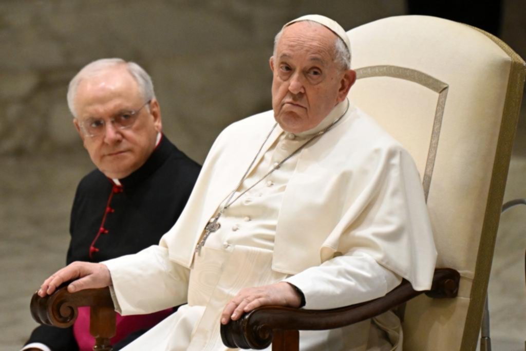 Curas rezan para que el Papa “muera lo antes posible”