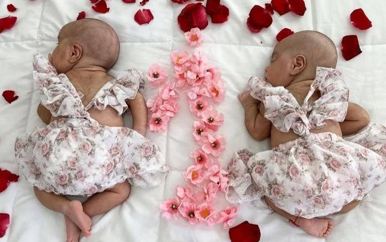 Las gemelas de Daniela y Thiago cumplieron un mes