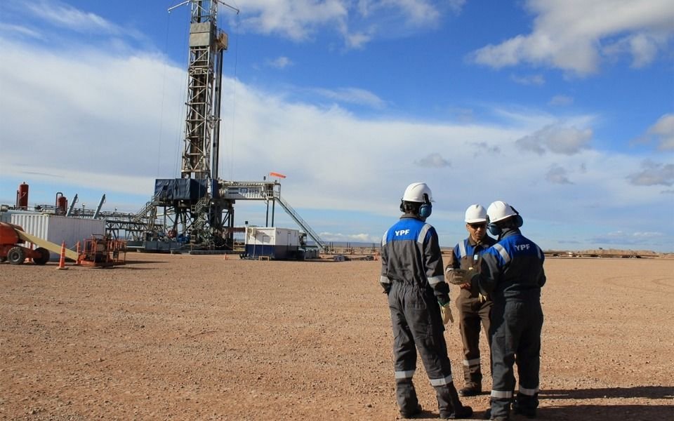 YPF aprobó desprenderse de 55 áreas maduras y ajusta una pérdida de US$ 1.800 millones al revaluar activos