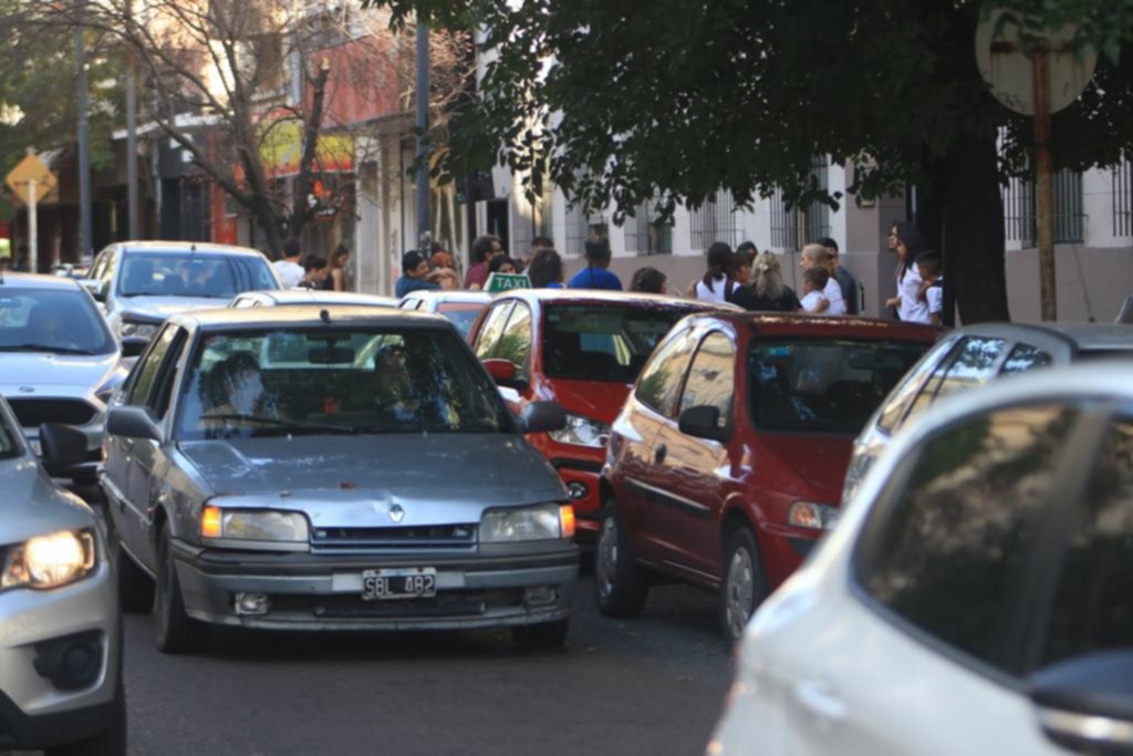 Vuelta a las aulas y a la doble fila: caos de tránsito en las calles de la Ciudad