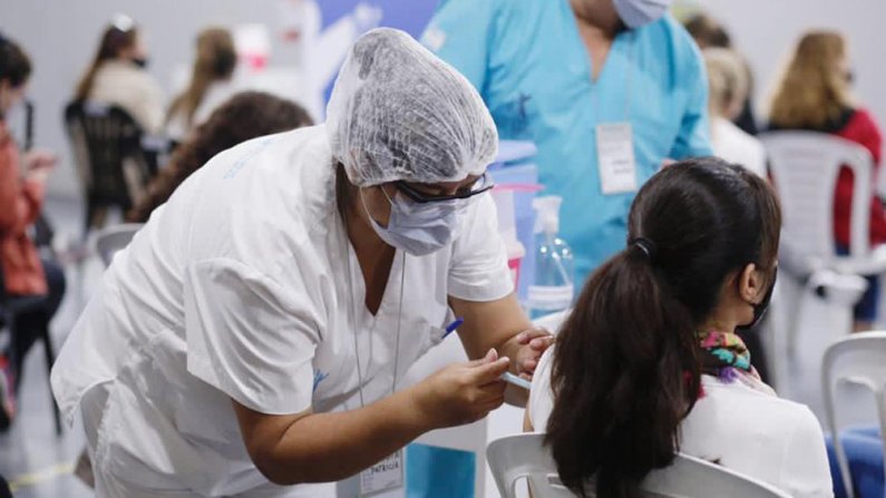 La vacunación en el foco: cae la confianza en ella entre la población