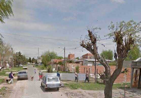 Al amparo de la oscuridad, se llevan herramientas y materiales de una obra