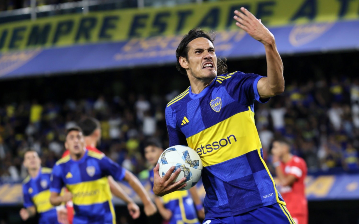 Hat-trick de Cavani y Boca le ganó 3 a 2 a Belgrano en la Bombonera