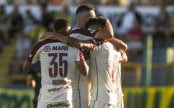 Lanús aplastó a Defensa con sus goleadores encendidos