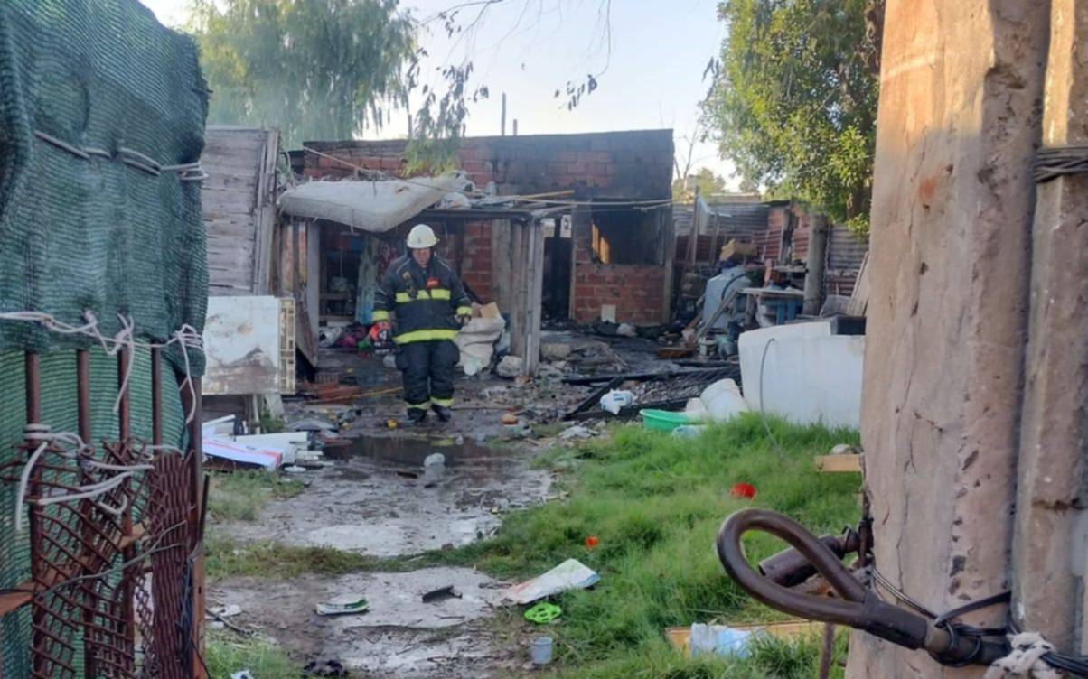 Horror en Ensenada: una mujer murió carbonizada en un incendio y un hombre está grave