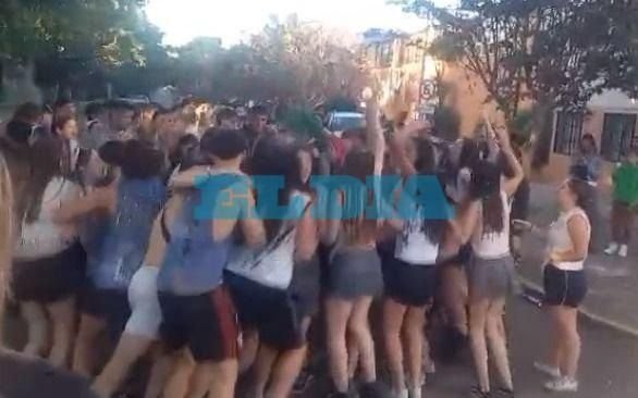 La Plata, en modo UPD: batucadas, bengalas, pirotecnia y mucho color en el festejo de los futuros egresados