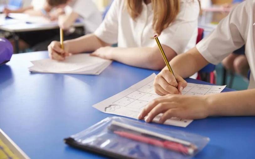 El recorte llegó a los colegios privados de La Plata: los secundarios arrancaron las clases con menos extraprogramáticas